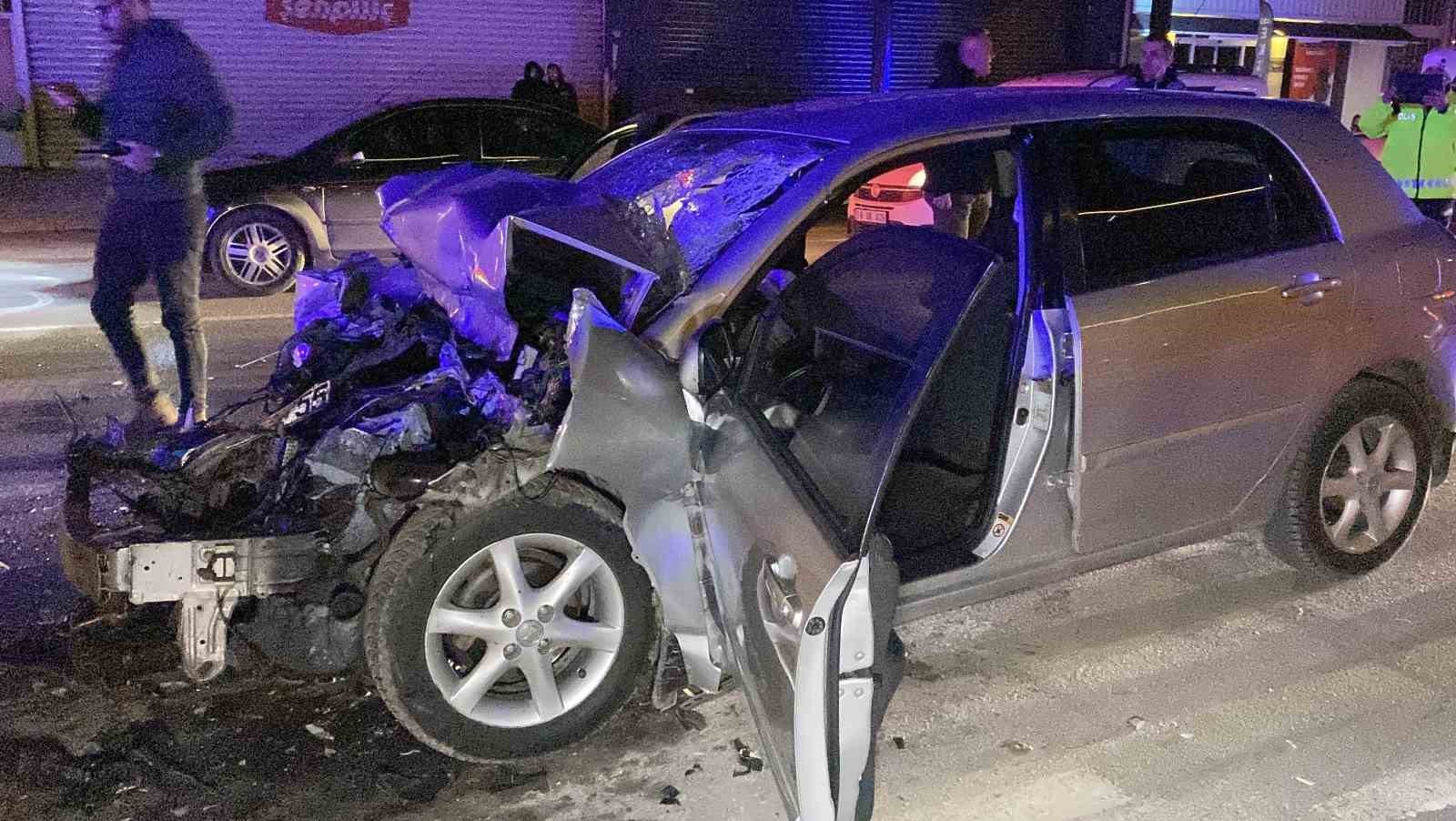 cekici-ile-carpisan-otomobil-hurdaya-dondu-ekipler-yarali-surucu-icin-zamanla-yaristi