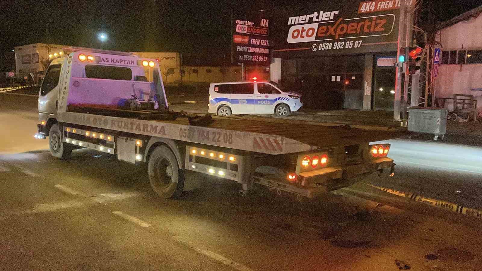 cekici-ile-carpisan-otomobil-hurdaya-dondu-ekipler-yarali-surucu-icin-zamanla-yaristi