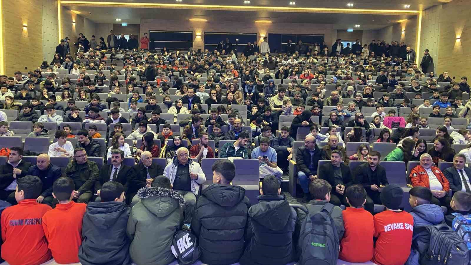 corum-belediyesinden-amator-spor-kuluplerine-3-milyon-liralik-nakdi-yardim