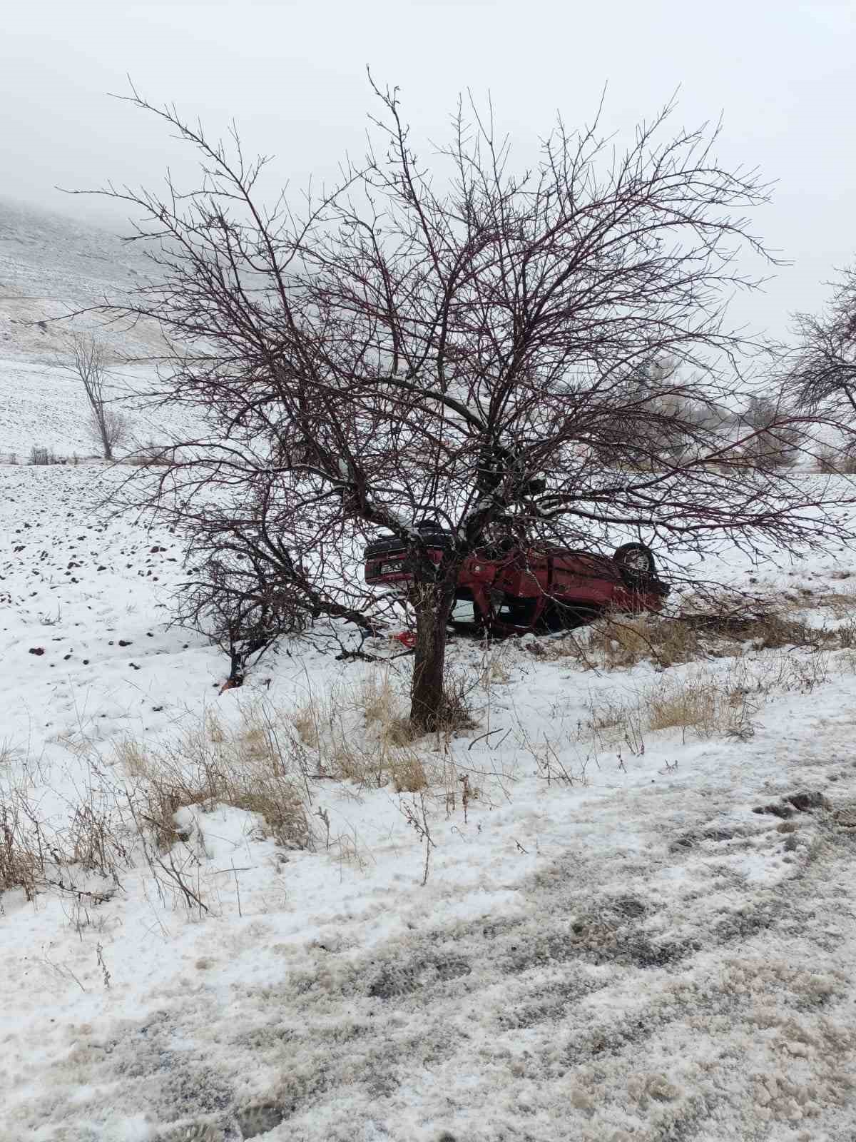 corumda-agaca-carpan-otomobil-takla-atti-4-yarali
