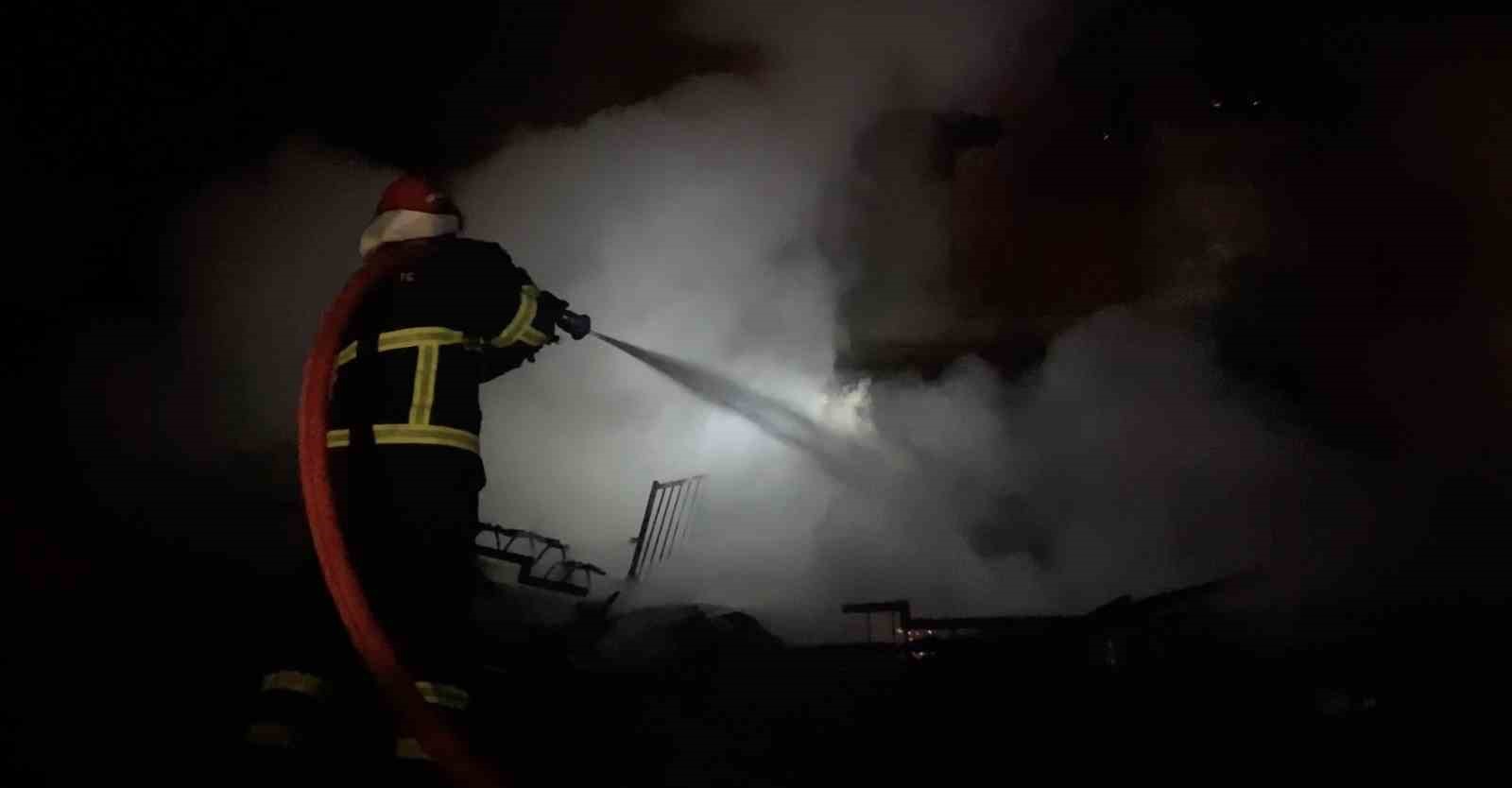 corumda-cikan-yangin-ev-ve-depoyu-kullanilamaz-hale-getirdi