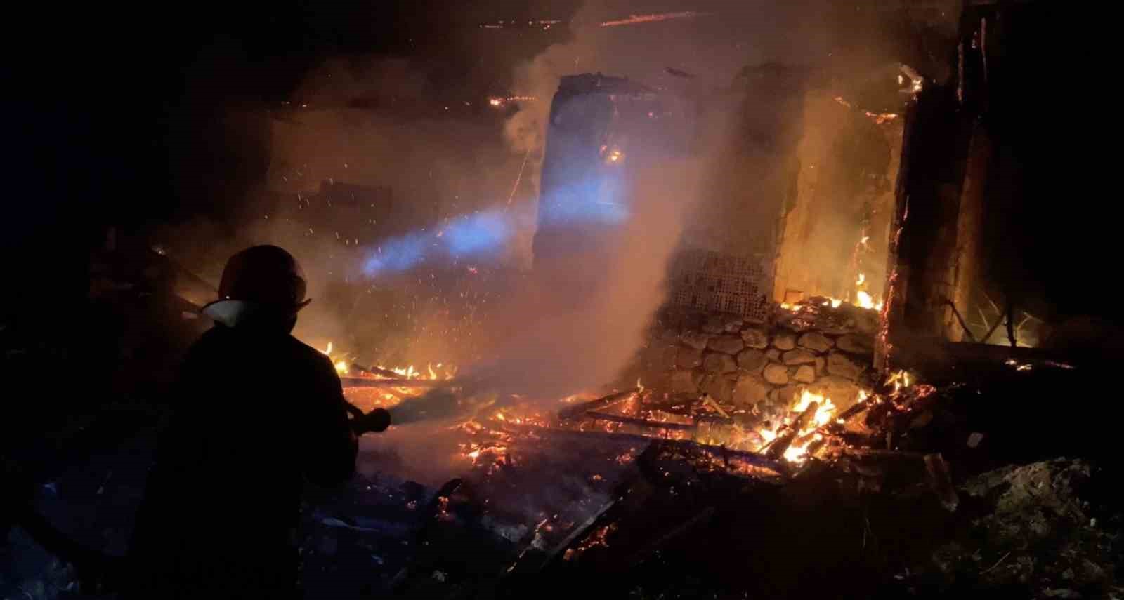 corumda-cikan-yangin-ev-ve-depoyu-kullanilamaz-hale-getirdi