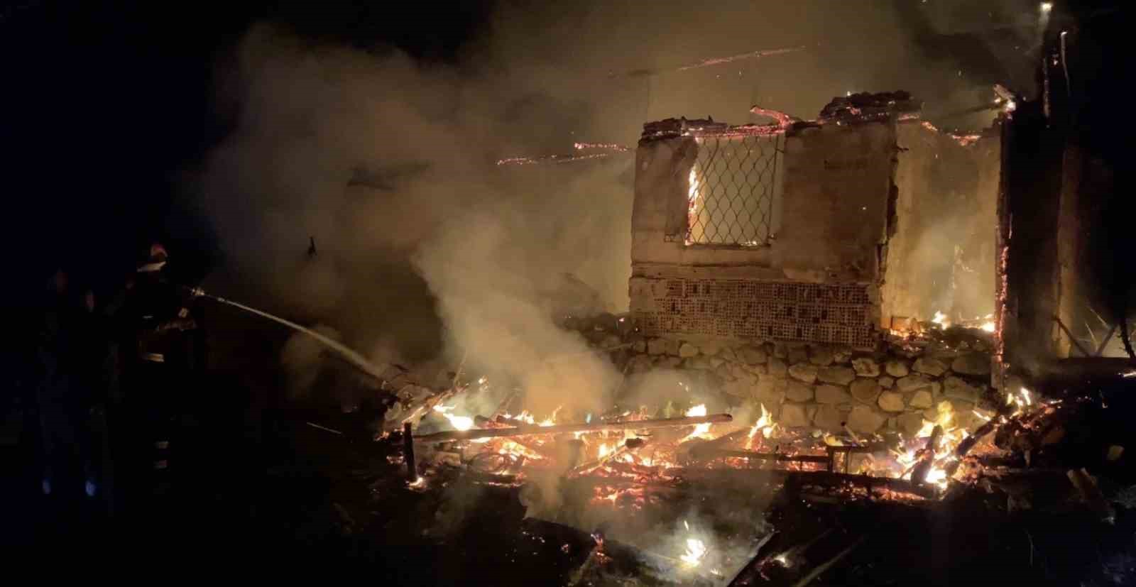 corumda-cikan-yangin-ev-ve-depoyu-kullanilamaz-hale-getirdi