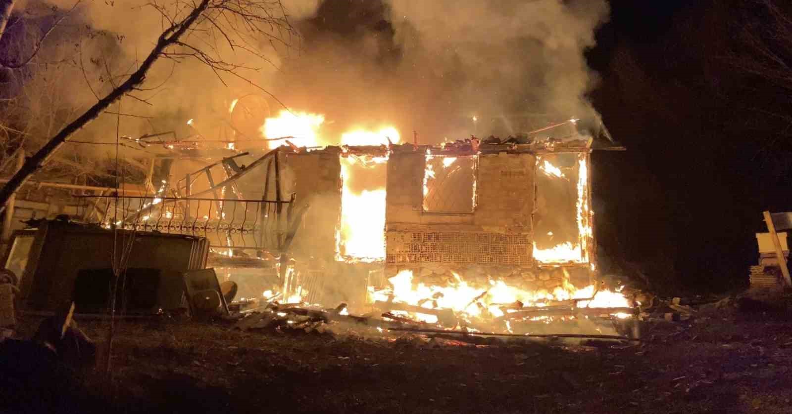 corumda-cikan-yangin-ev-ve-depoyu-kullanilamaz-hale-getirdi