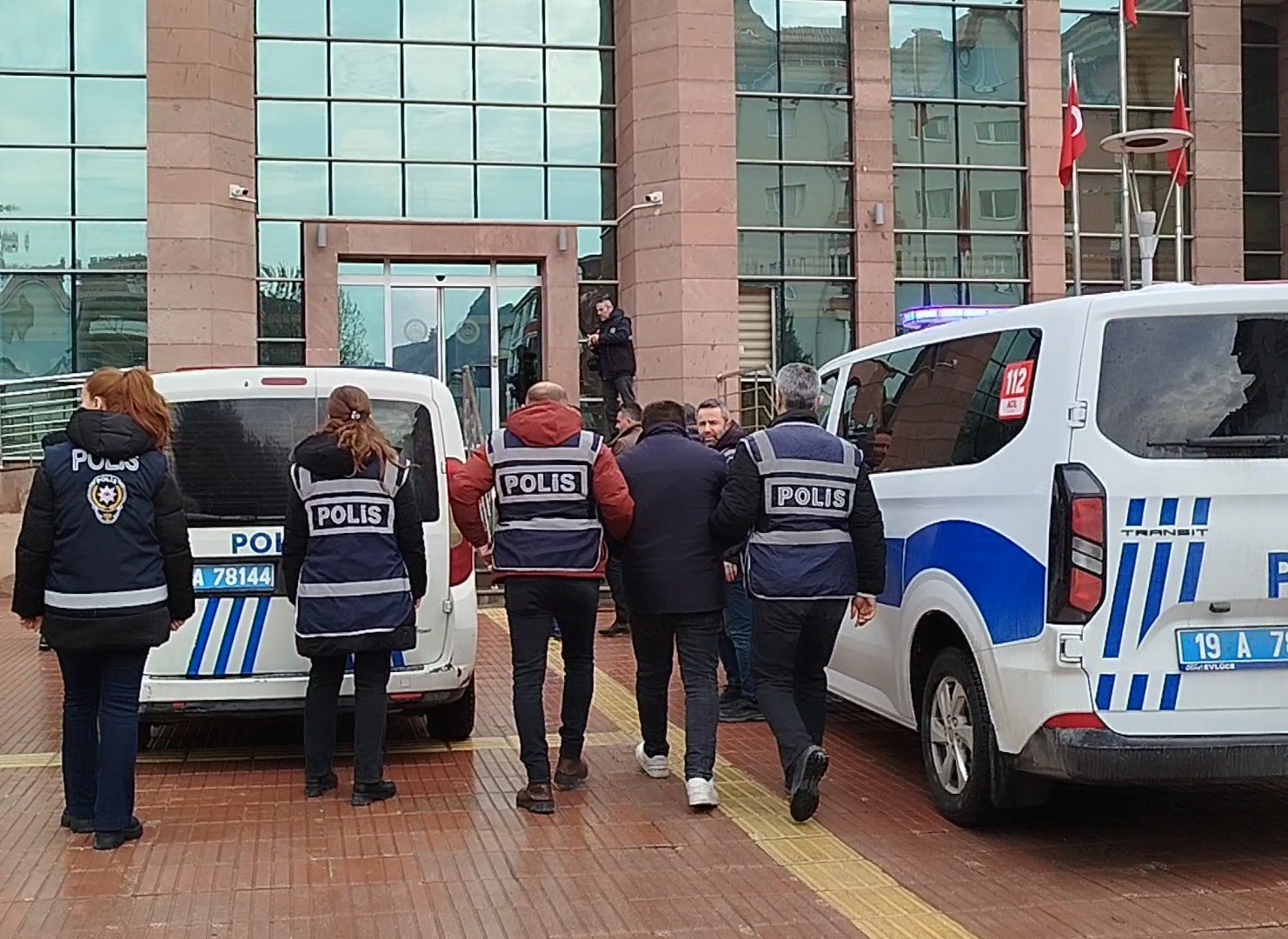 corumda-evlerden-ziynet-esyasi-calan-4-hirsizlik-suphelisi-sucustu-yakalandi