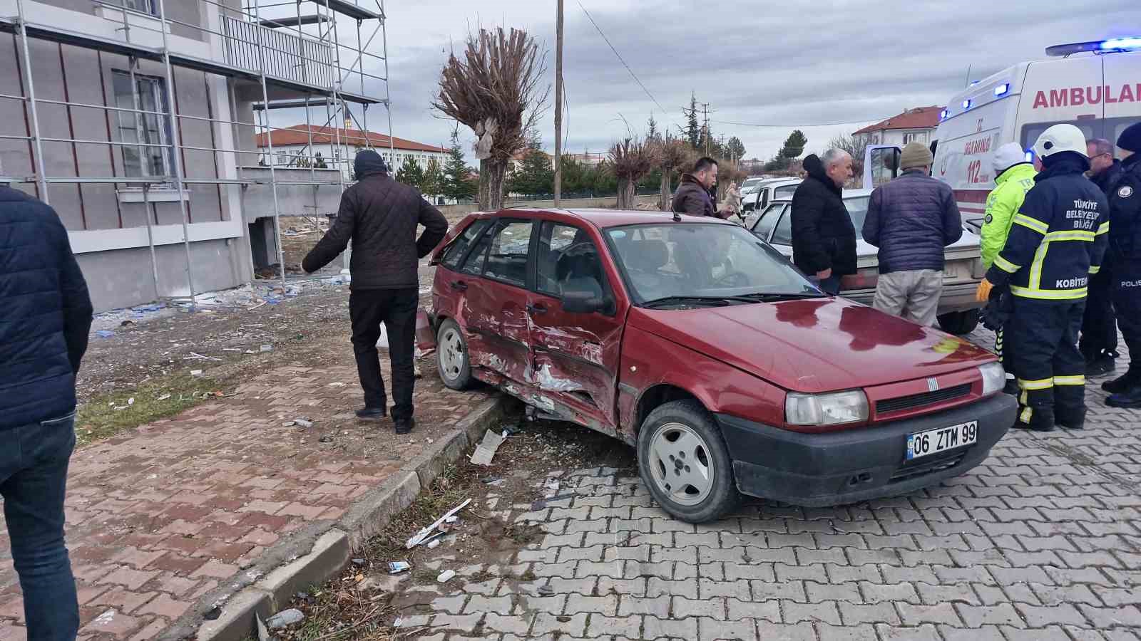 corumda-iki-otomobil-carpisti-1-yarali