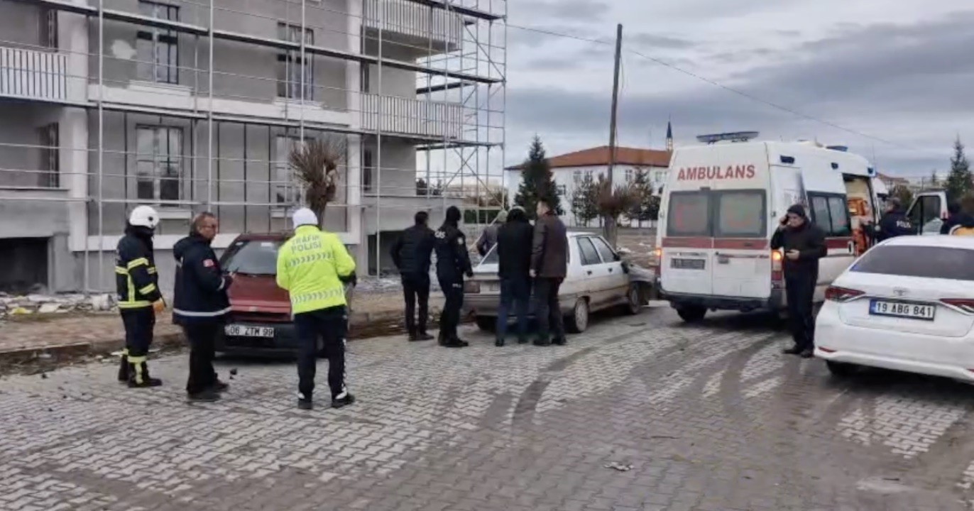 corumda-iki-otomobil-carpisti-1-yarali