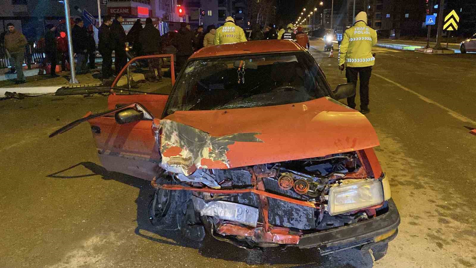 corumda-iki-otomobil-carpisti-4-yarali