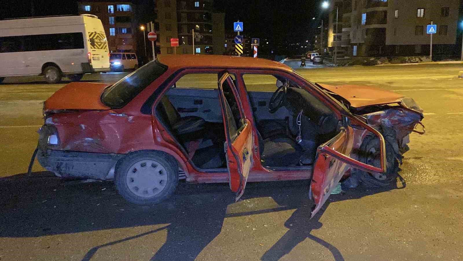 corumda-iki-otomobil-carpisti-4-yarali