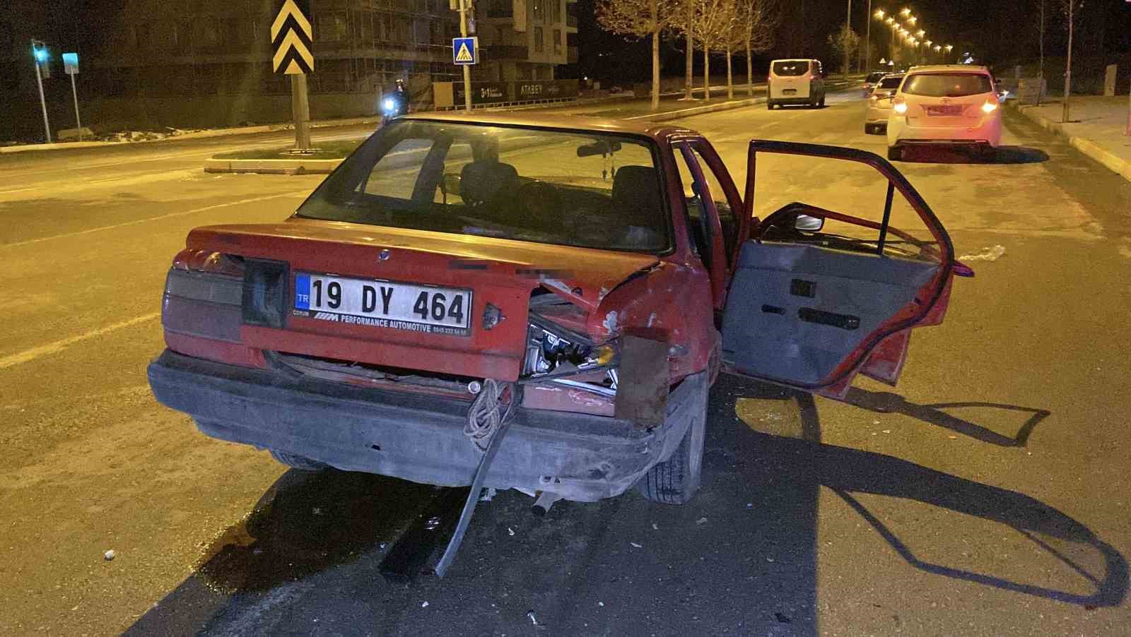 corumda-iki-otomobil-carpisti-4-yarali