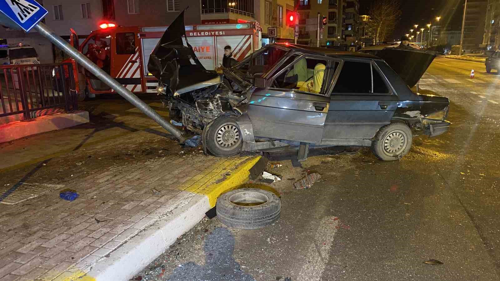 corumda-iki-otomobil-carpisti-4-yarali