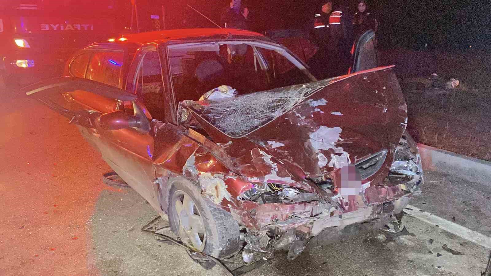 corumda-iki-otomobil-carpisti-8-yarali