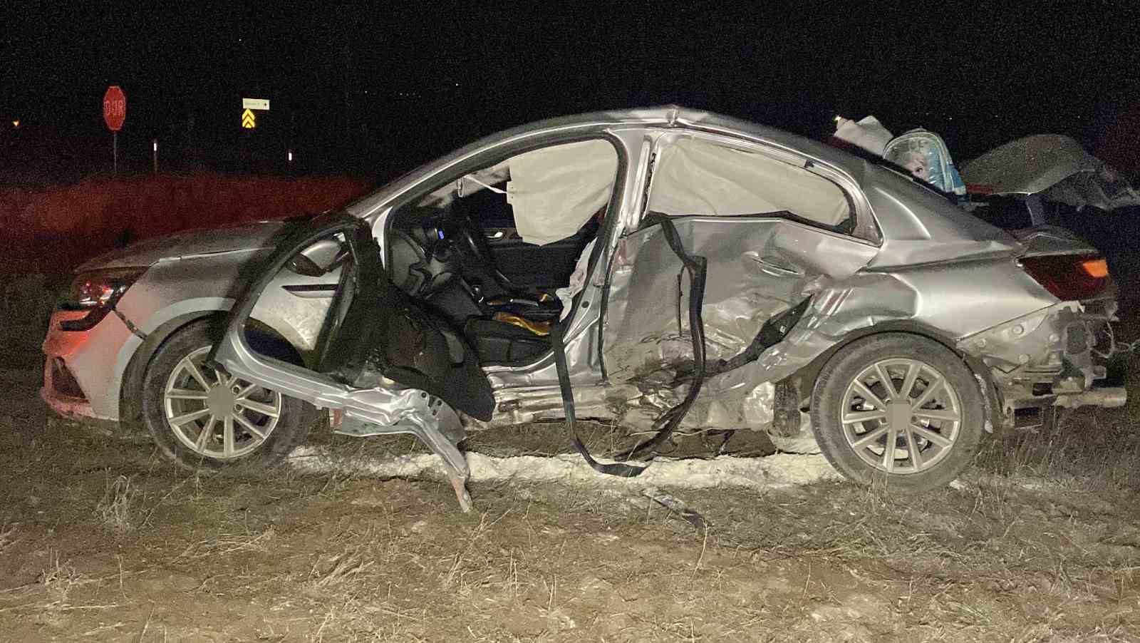 corumda-iki-otomobil-carpisti-8-yarali