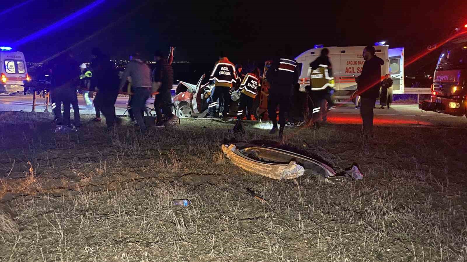 corumda-iki-otomobil-carpisti-8-yarali