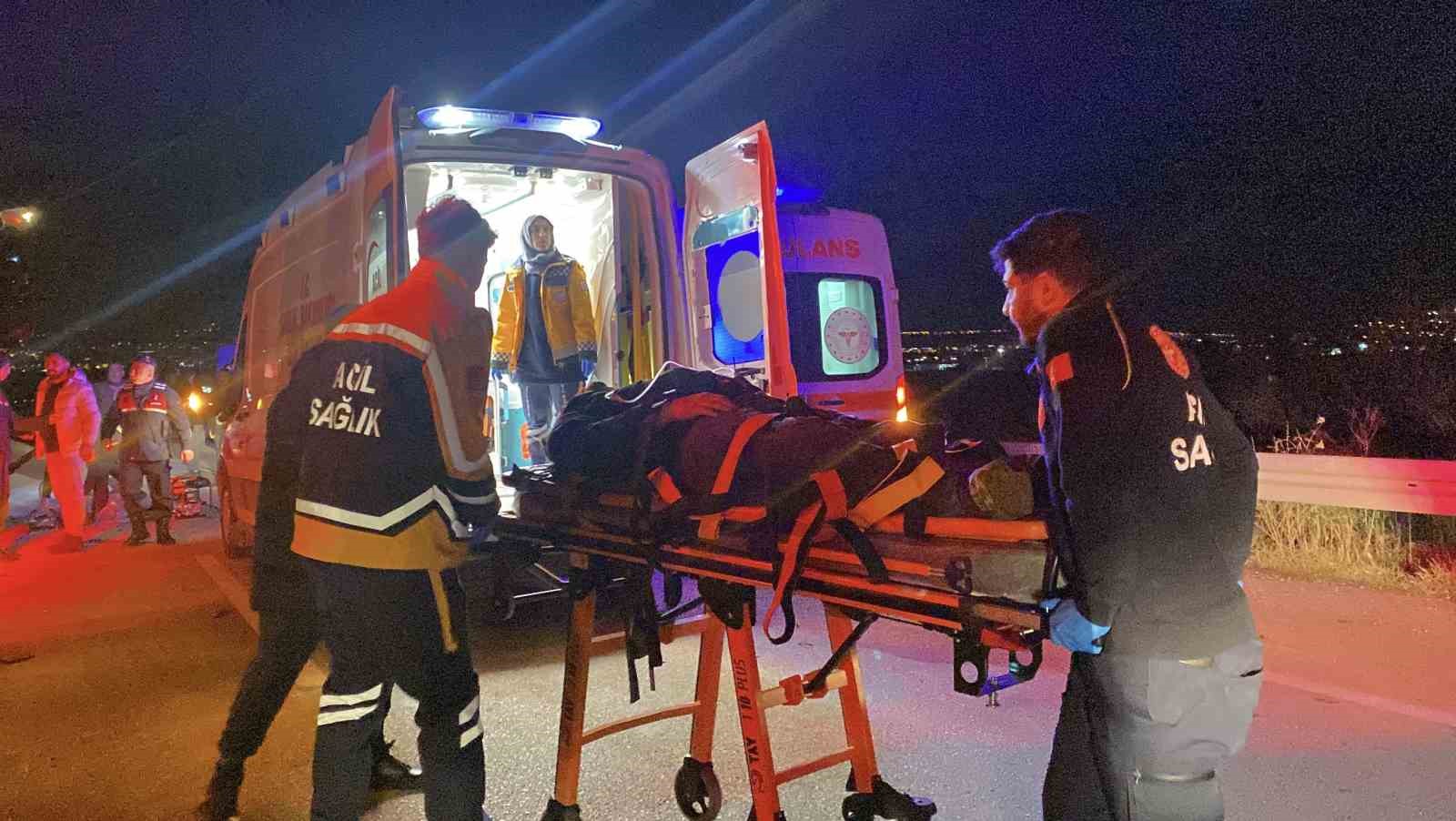 corumda-iki-otomobil-carpisti-8-yarali