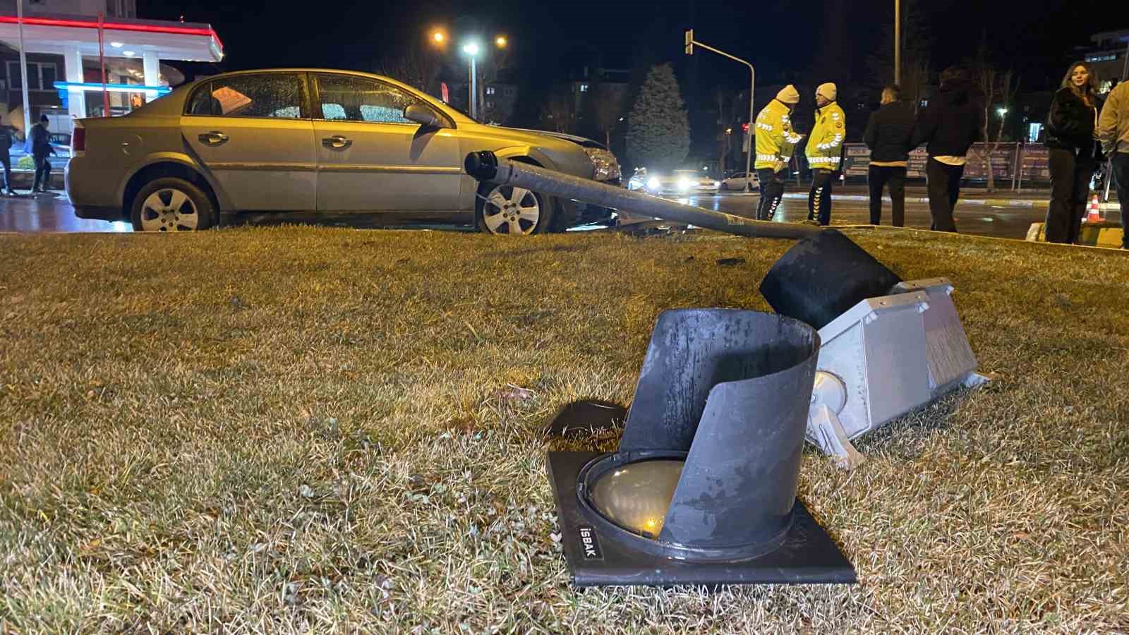 corumda-otomobil-sinyalizasyon-diregine-carpti-1-yarali