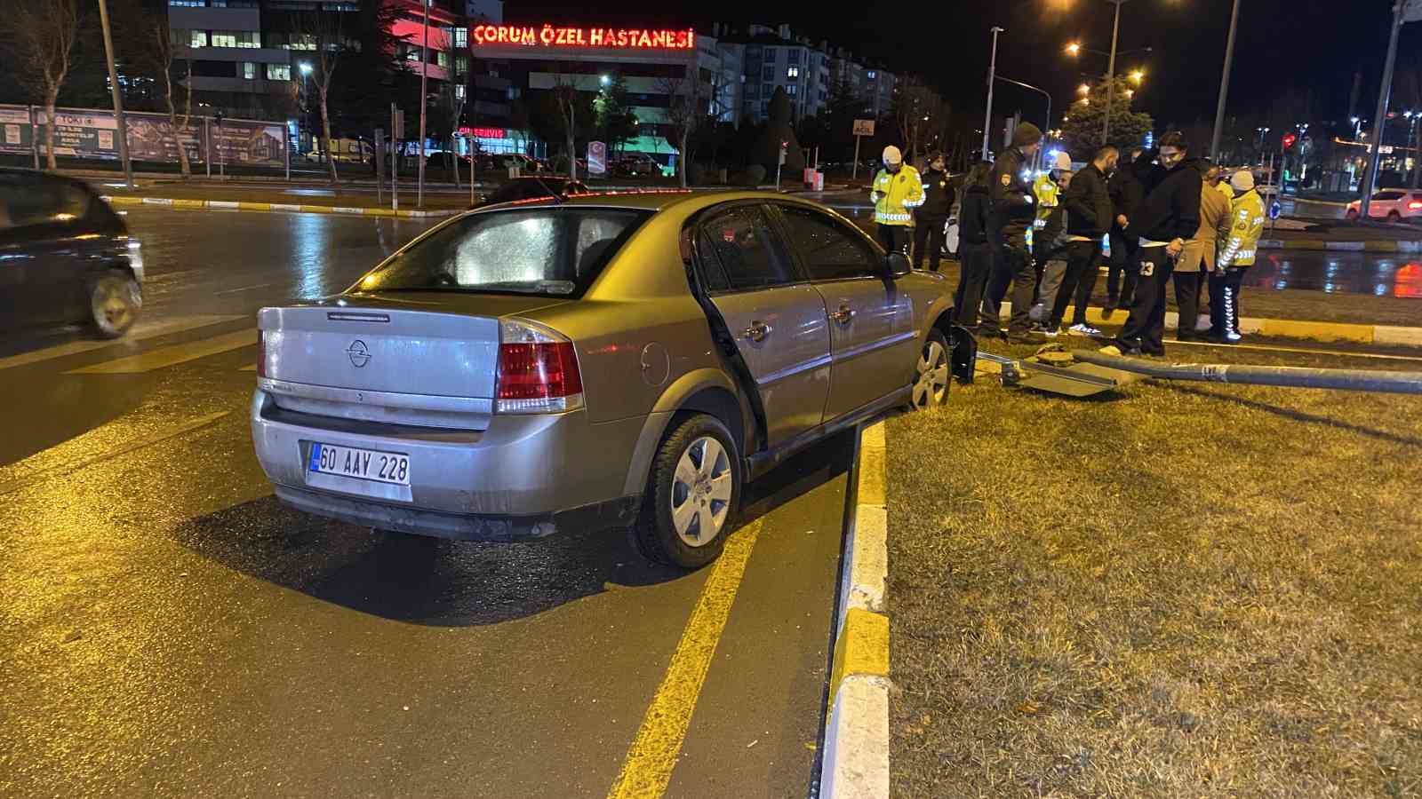 corumda-otomobil-sinyalizasyon-diregine-carpti-1-yarali