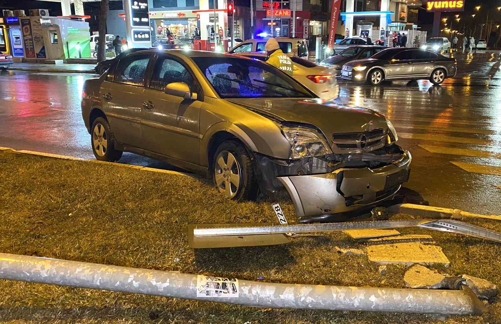 corumda-otomobil-sinyalizasyon-diregine-carpti-1-yarali