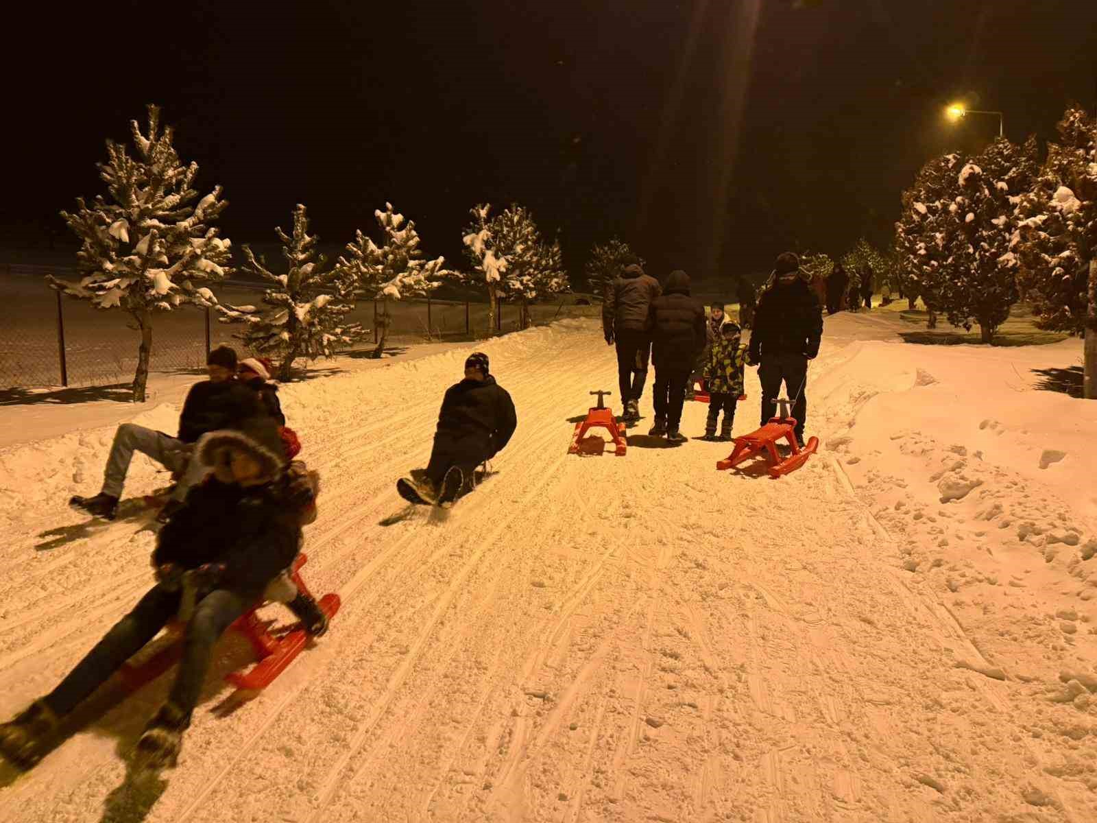 demirozunde-kizak-festivali-eksi-20-derecede-halay-cektiler-kizaklarla-kaydilar