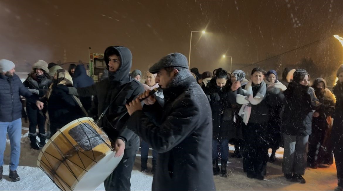 demirozunde-kizak-festivali-eksi-20-derecede-halay-cektiler-kizaklarla-kaydilar