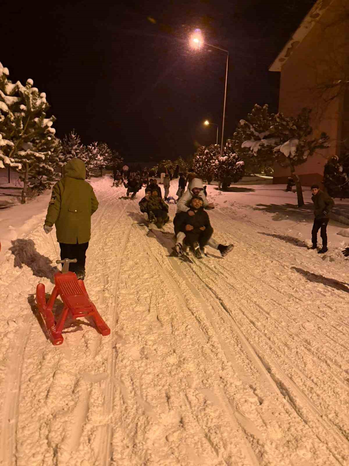 demirozunde-kizak-festivali-eksi-20-derecede-halay-cektiler-kizaklarla-kaydilar