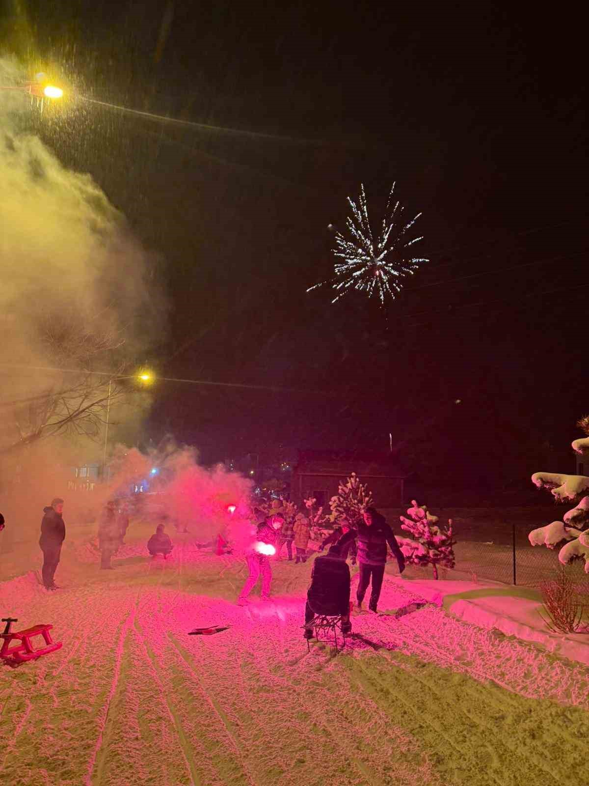 demirozunde-kizak-festivali-eksi-20-derecede-halay-cektiler-kizaklarla-kaydilar