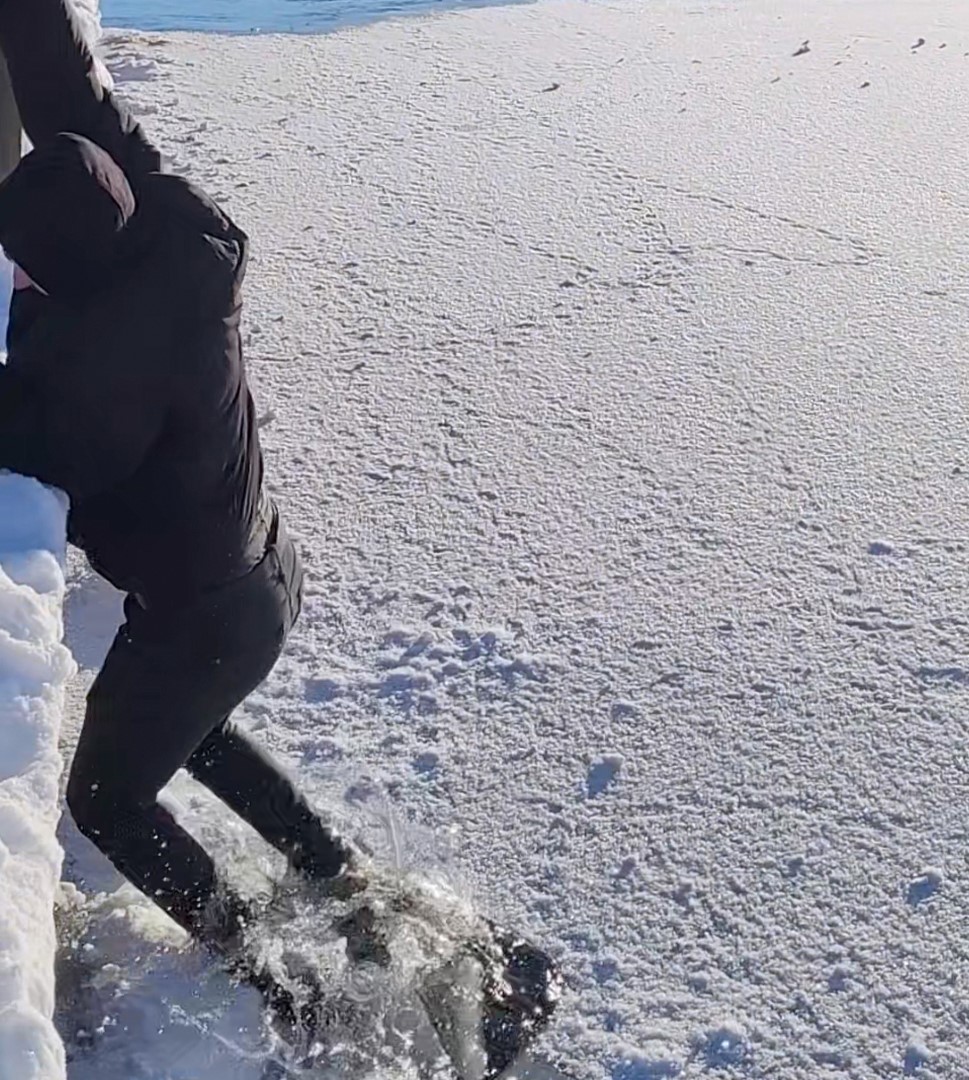 donmus-golde-buz-kirildi-suya-dusmekten-son-anda-kurtuldu