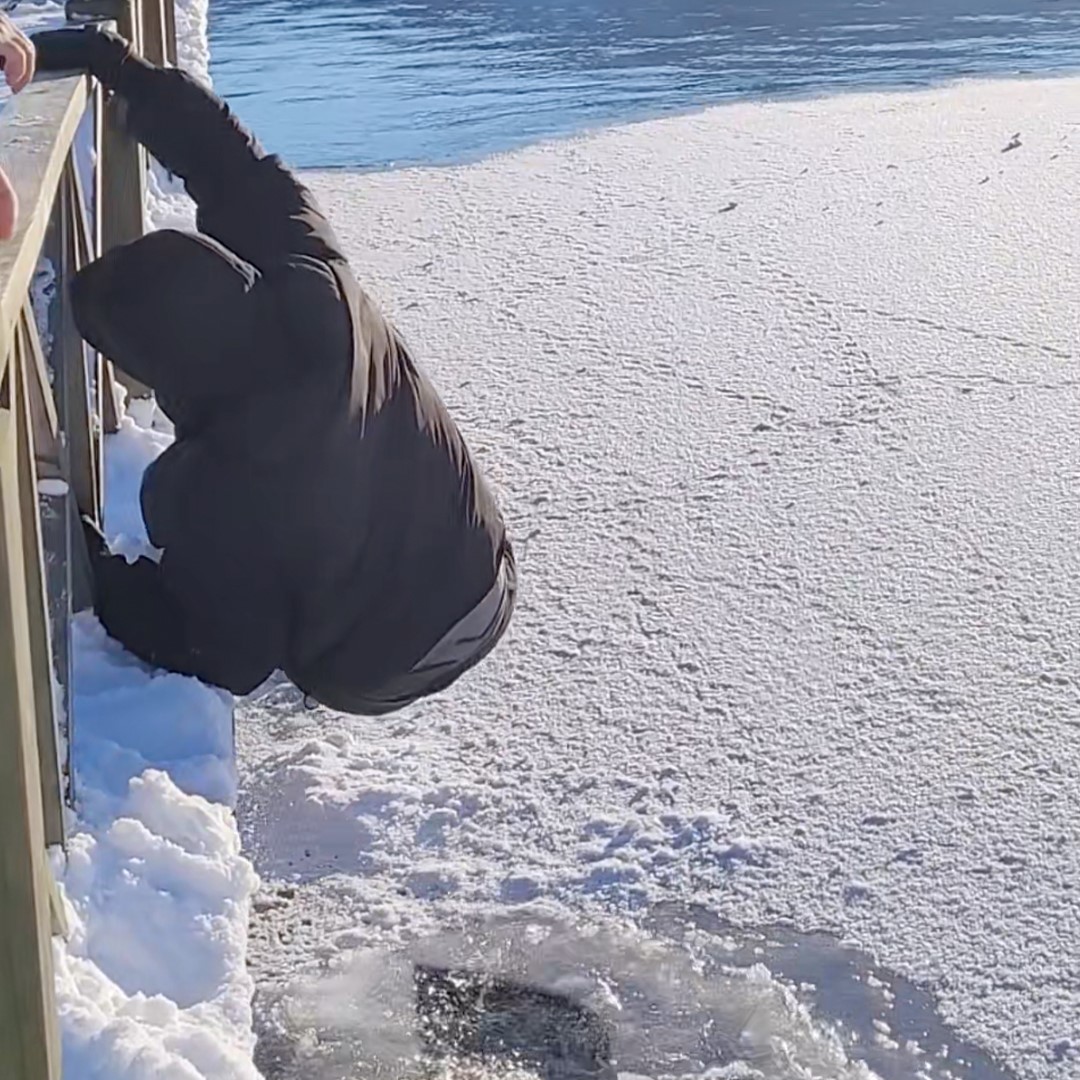 donmus-golde-buz-kirildi-suya-dusmekten-son-anda-kurtuldu