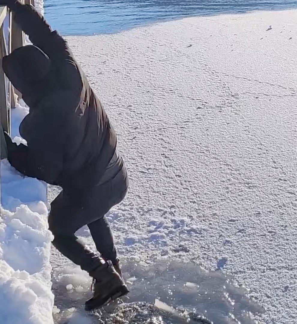 donmus-golde-buz-kirildi-suya-dusmekten-son-anda-kurtuldu