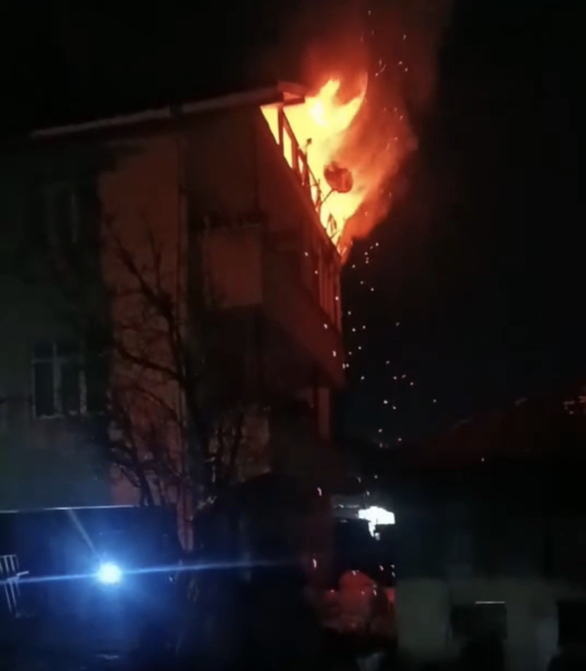 duzcede-3-katli-binanin-catisi-alev-alev-yandi