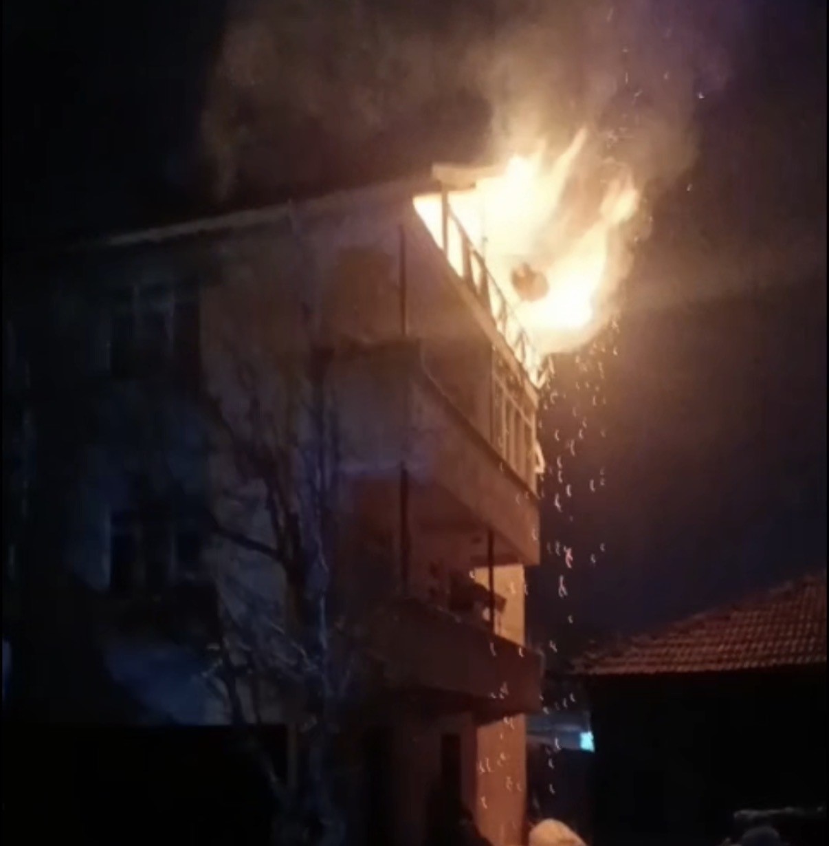 duzcede-3-katli-binanin-catisi-alev-alev-yandi