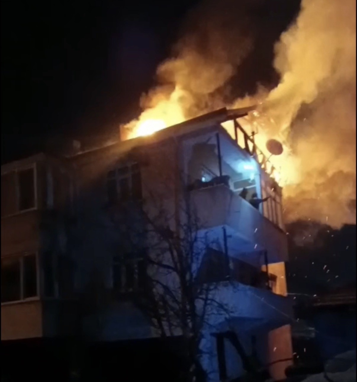 duzcede-3-katli-binanin-catisi-alev-alev-yandi