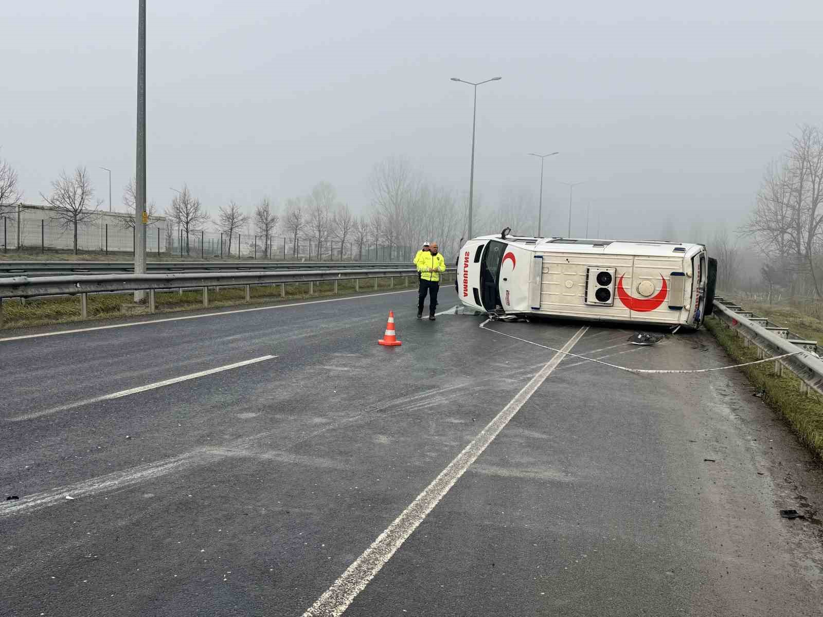 duzcede-ambulans-devrildi-2-yarali