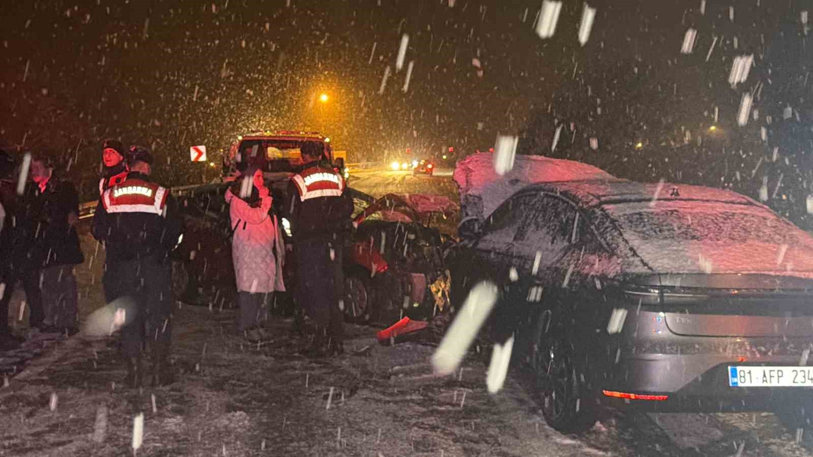 duzcede-kafa-kafaya-carpisan-araclar-hurdaya-dondu-7-yarali