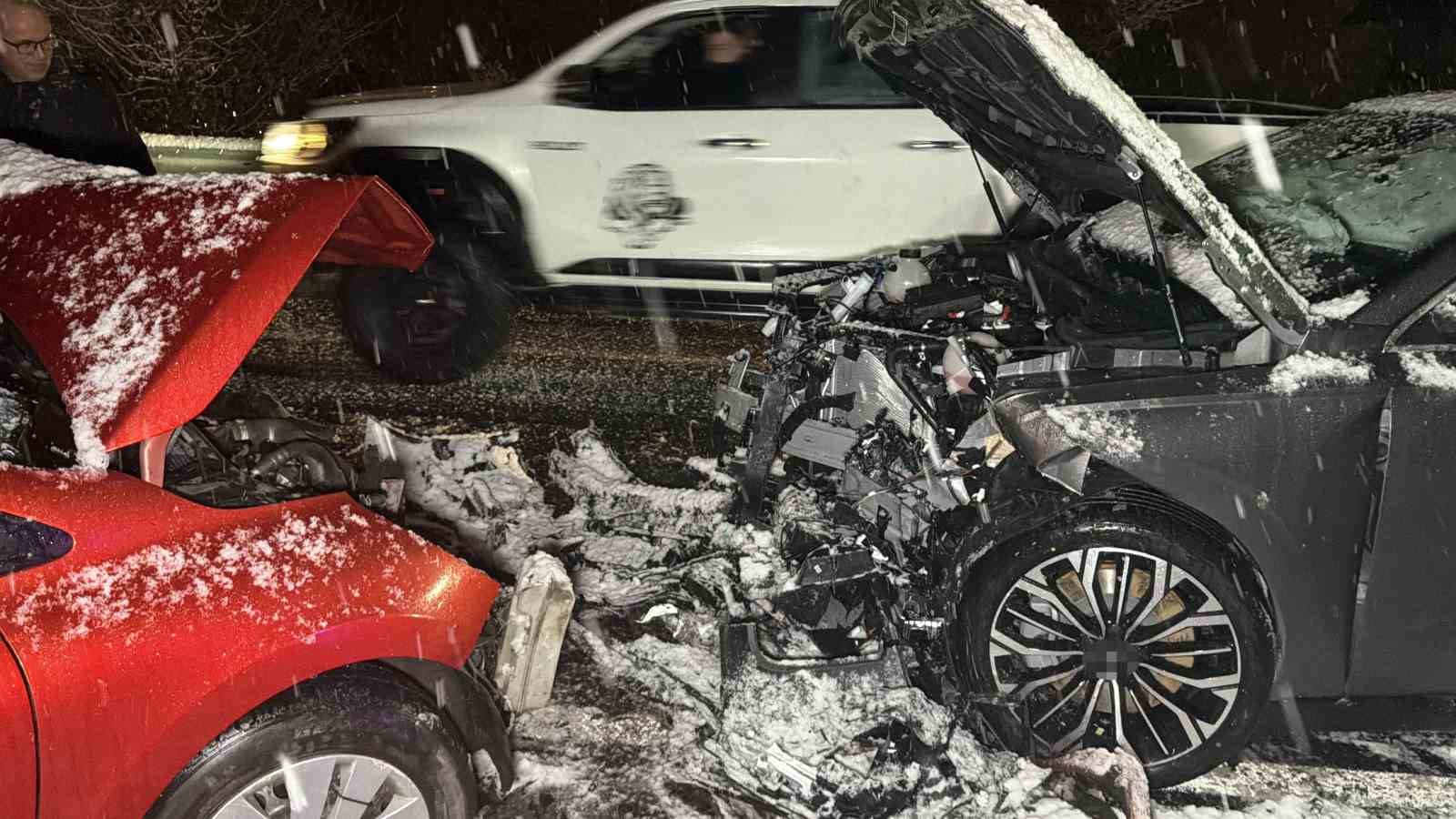 duzcede-kafa-kafaya-carpisan-araclar-hurdaya-dondu-7-yarali