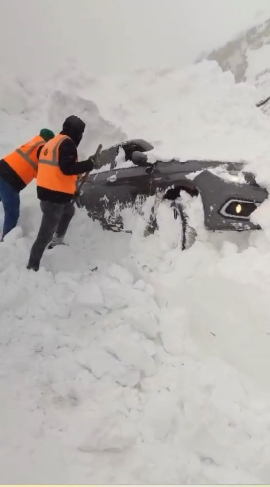 egribel-gecidinde-bir-arac-yoldan-cikarak-kara-gomuldu