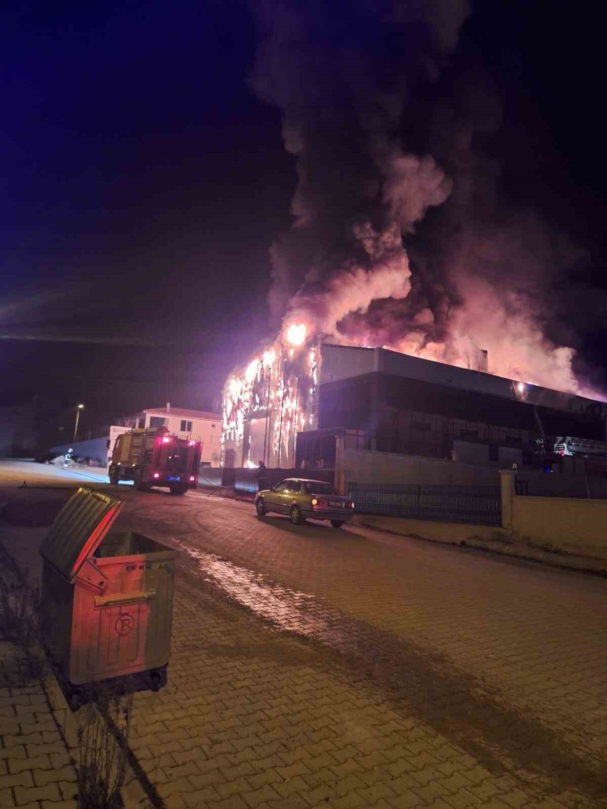 ekmek-fabrikasinda-korkutan-yangin