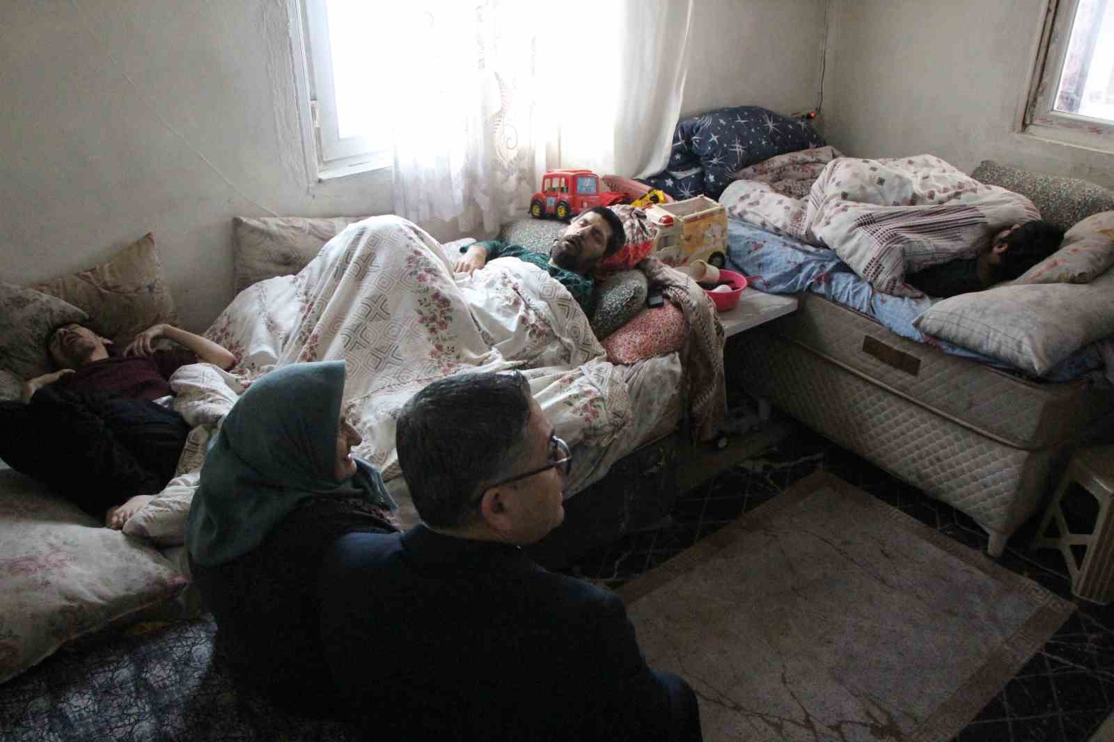 engelli-evlatlarina-omrunu-adayan-anne