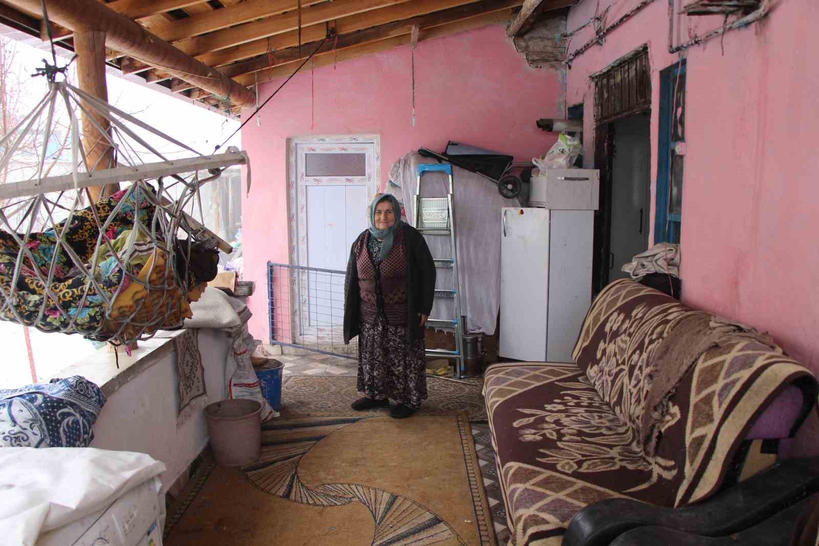 engelli-evlatlarina-omrunu-adayan-anne