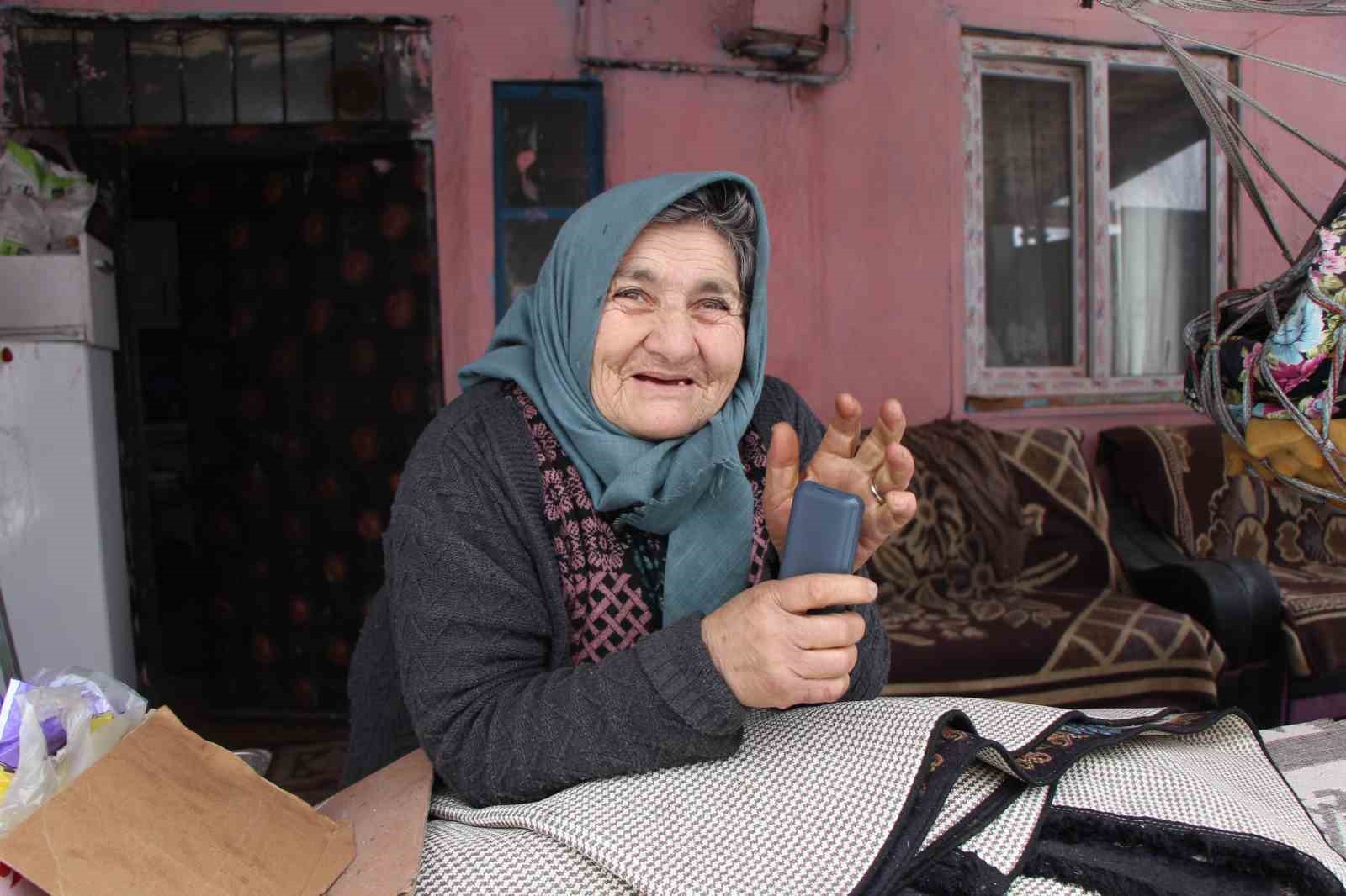 engelli-evlatlarina-omrunu-adayan-anne