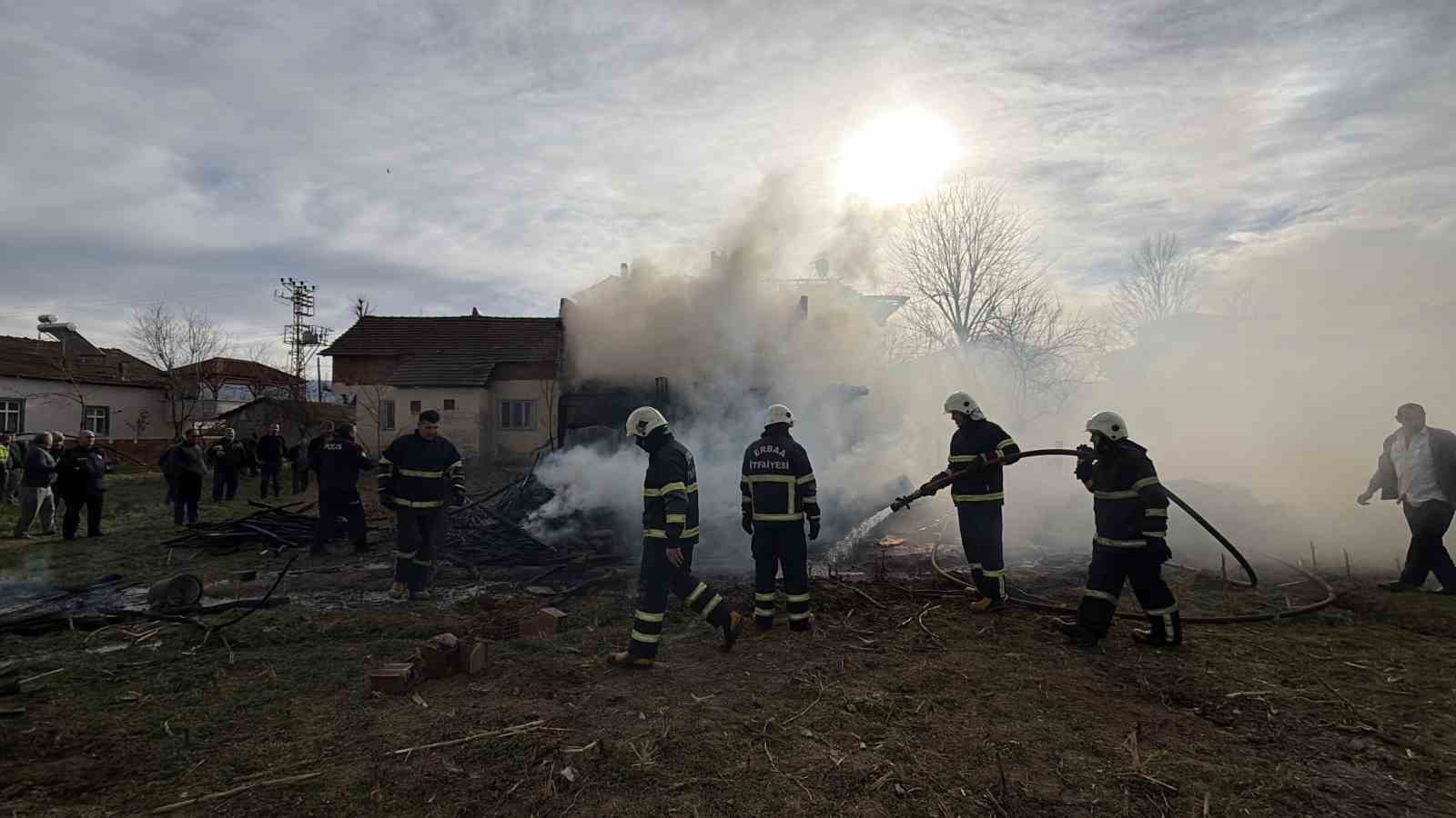 erbaada-ahirda-cikan-yangin-eve-sicradi