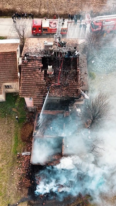 erbaada-ahirda-cikan-yangin-eve-sicradi