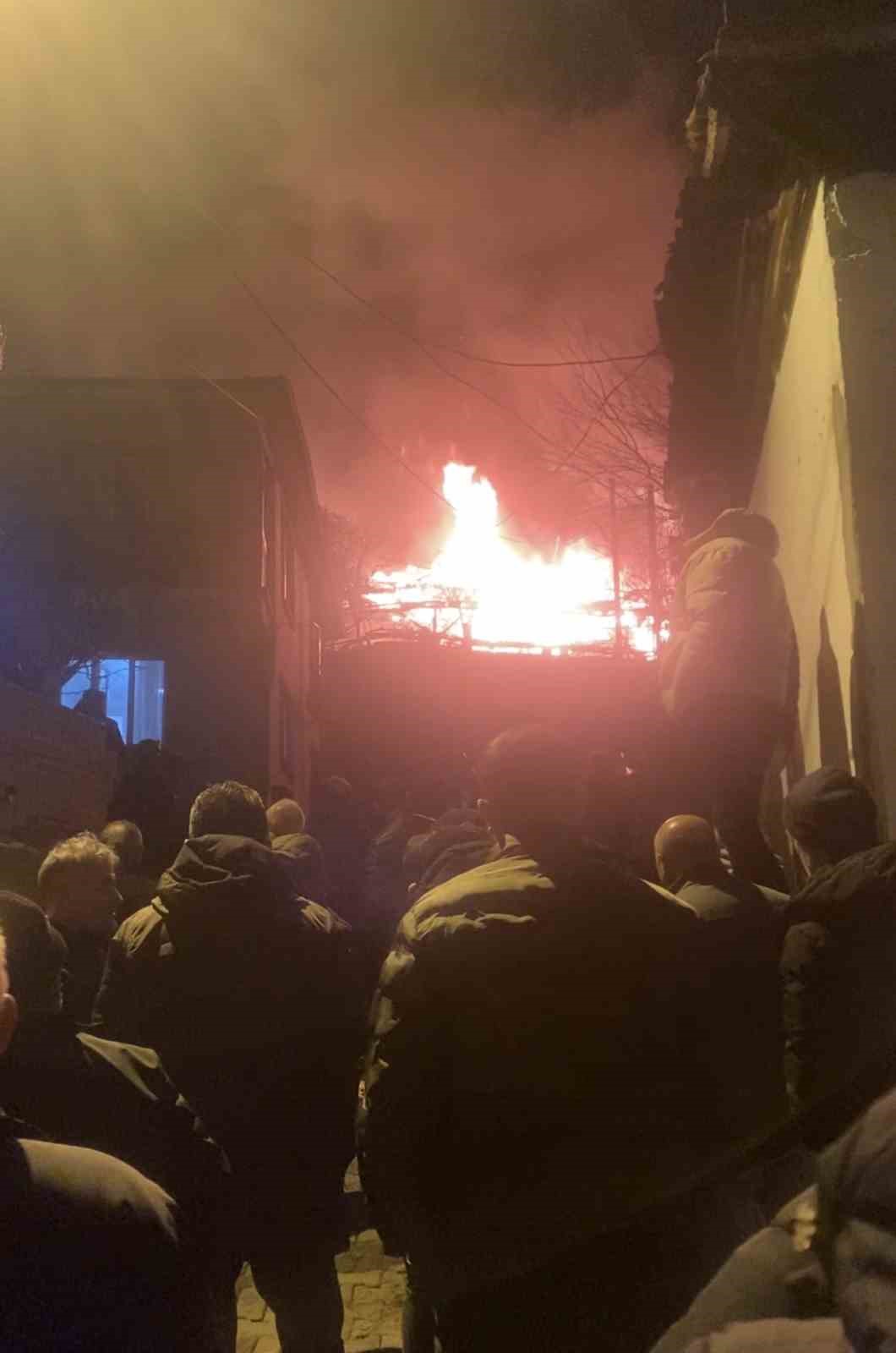 erbaada-mustakil-ev-cikan-yanginda-kule-dondu-yanan-evden-son-anda-ciktilar