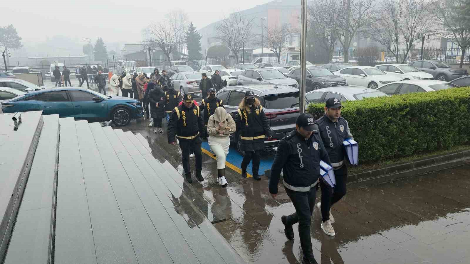 fuhsa-aracilik-iddiasiyla-gozaltina-alinan-9-kadin-adliyeye-sevk-edildi