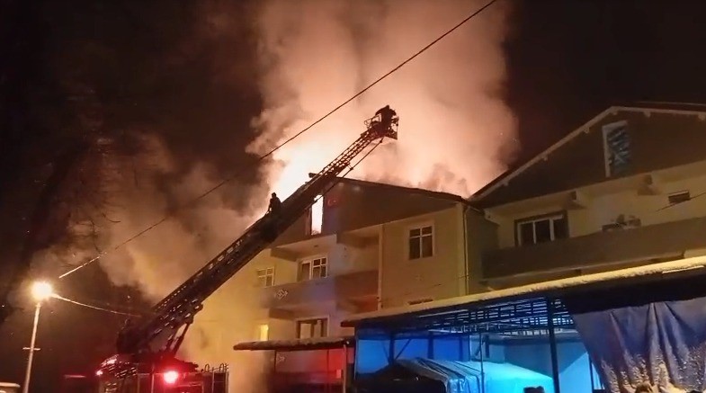 gokcebeyde-3-katli-binanin-catisi-alev-alev-yandi