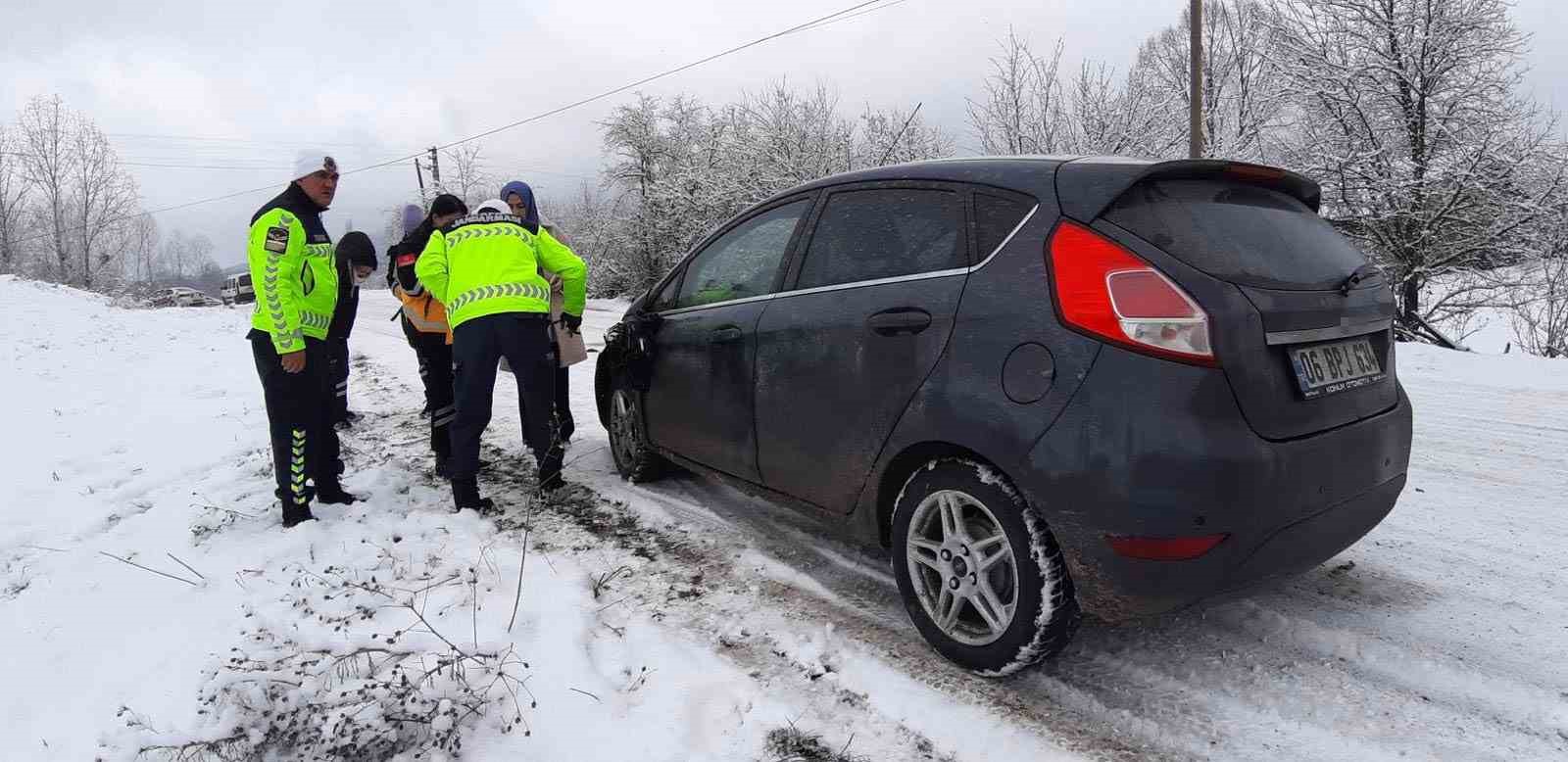 goynukte-calisan-saglik-personelini-tasiyan-arac-mudurnuda-kaza-yapti