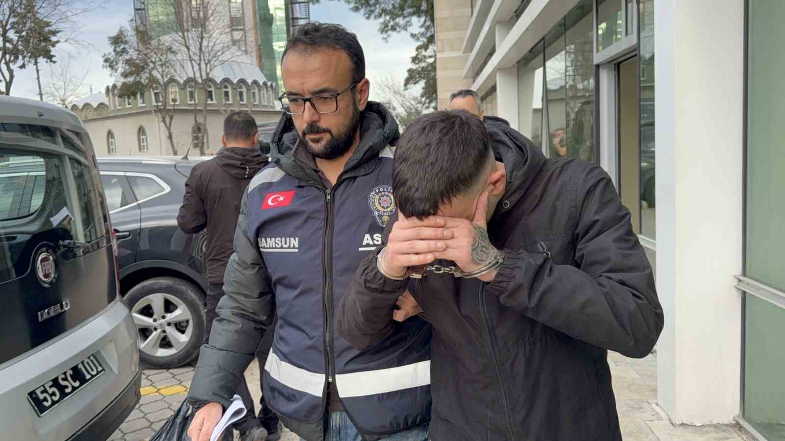 gumuscunun-vitrin-camini-kirip-altin-zannettigi-bilezikleri-caldi