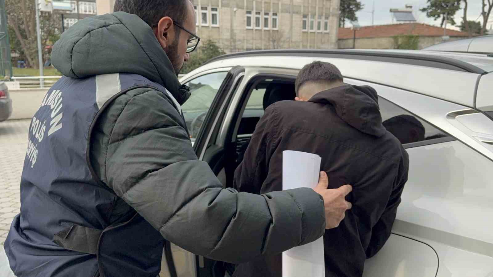 gumuscunun-vitrin-camini-kirip-altin-zannettigi-bilezikleri-caldi