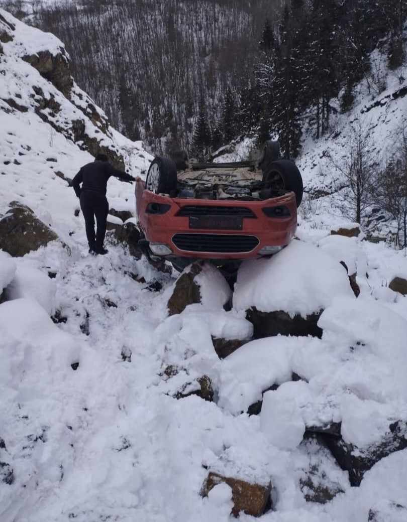 gumushanede-kamyonet-dere-yatagina-yuvarlandi-5-yarali