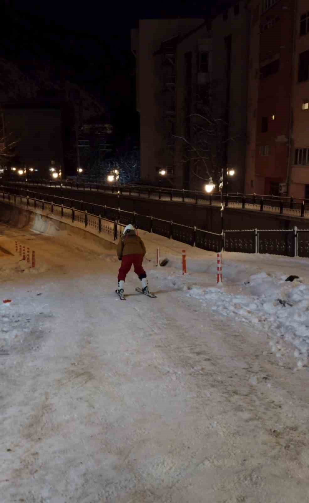 gumushanede-kayakcilar-kar-yagisini-firsata-cevirdi-sehir-merkezine-kayarak-indiler
